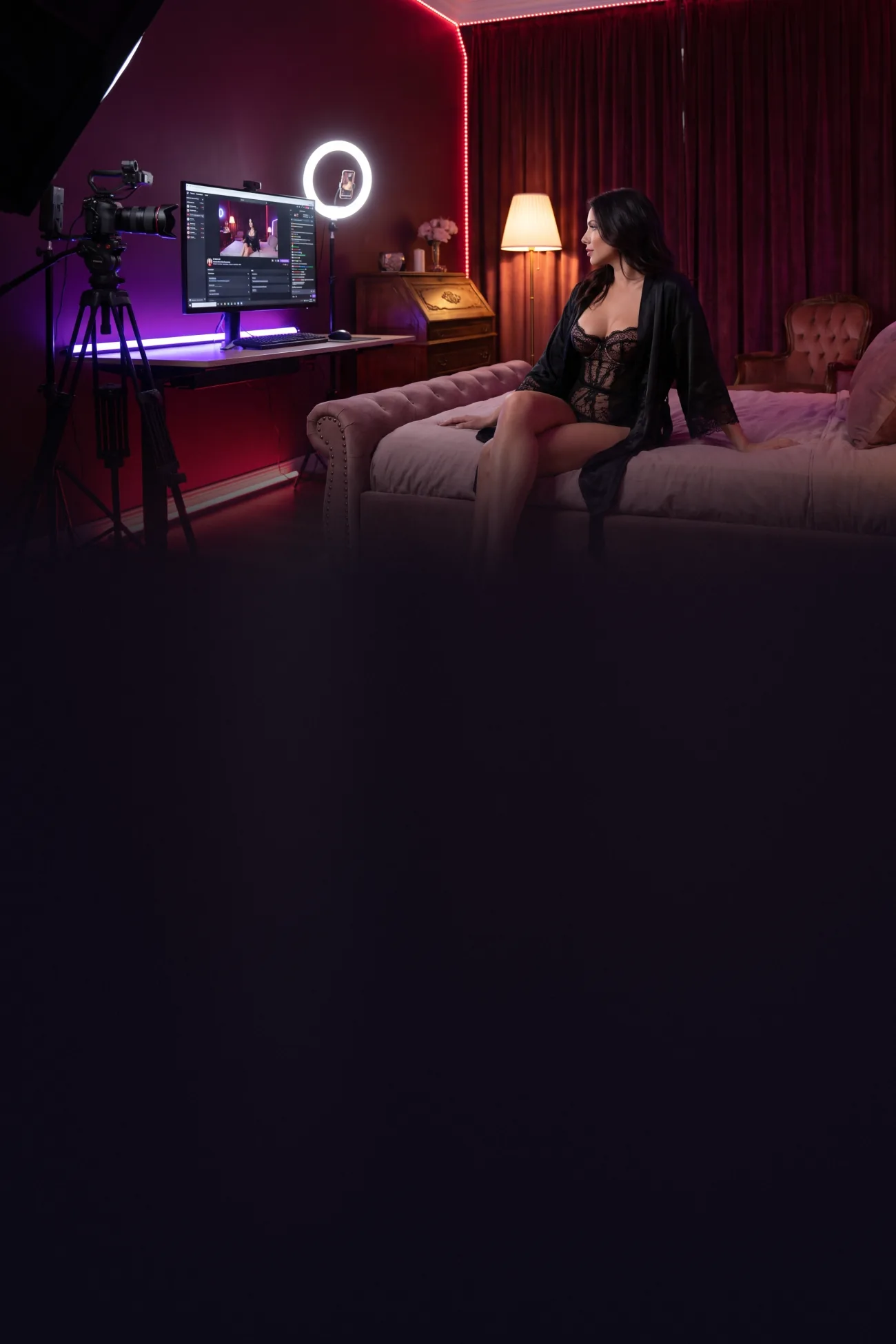 Imagen ilustrativa generada con inteligencia artificial: una mujer sentada en una cama, en un cuarto con luces rojas y violetas, junto a un aro de luz, un monitor y una cámara de transmisión.
